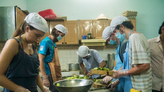 Voluntariado no Vietnã Nutrition Support for the Poor