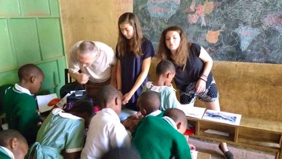 Freiwilligenarbeit in Kenia Teaching in Grade 4