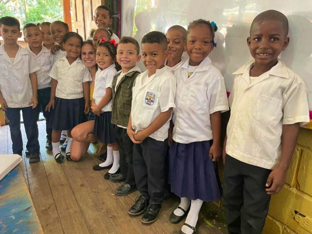 Volunteer with Honduras children