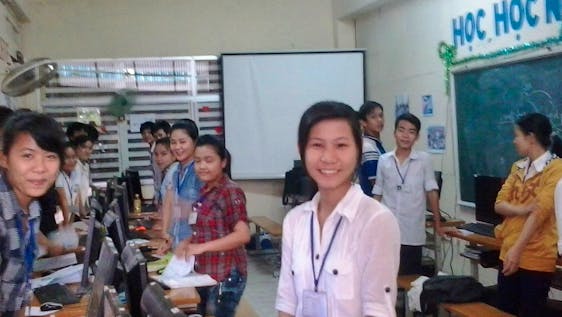 Voluntariado no Vietnã Teaching University Students