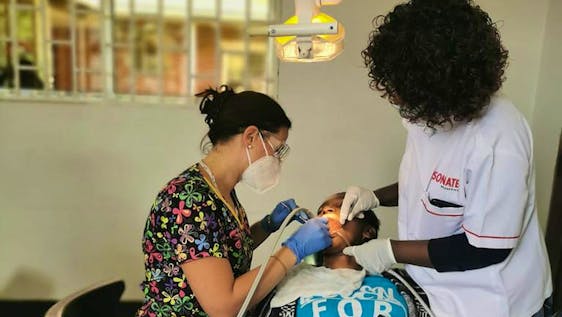 Medizinische Freiwilligenarbeit in Afrika Dentist Assistant