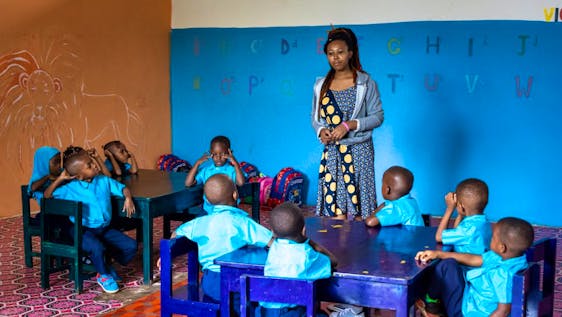 Mission humanitaire à Zanzibar Teaching with children
