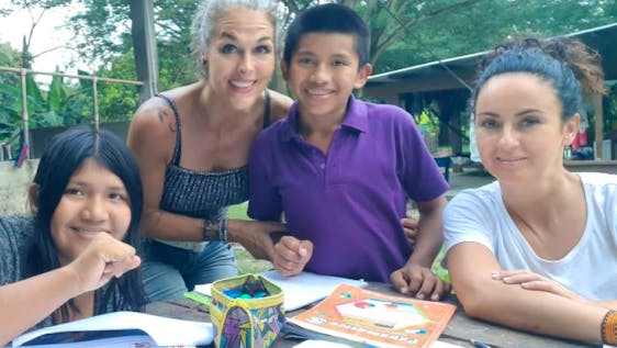 Voluntariado no Panamá Teaching at Home and Family Development