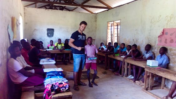 Freiwilligenarbeit in Kenia Teaching in primary school