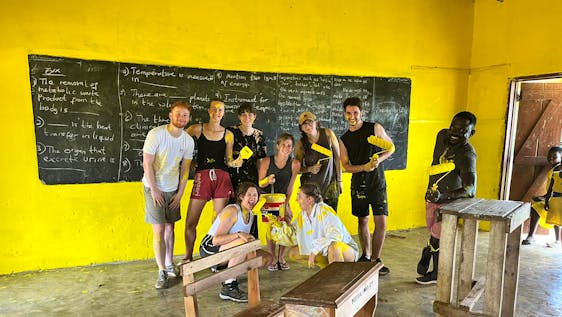 Freiwilligenarbeit in Ghana Building & Painting Team