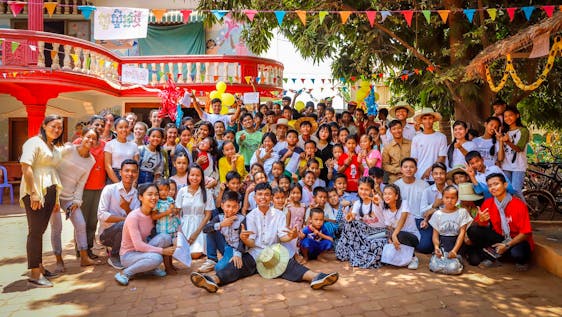 Voluntariado no Camboja Teaching English to the youngst