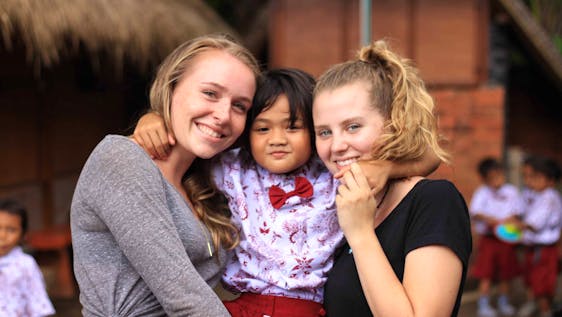 Freiwilligenprojekte auf Bali Teaching English to the local children of Tianyar