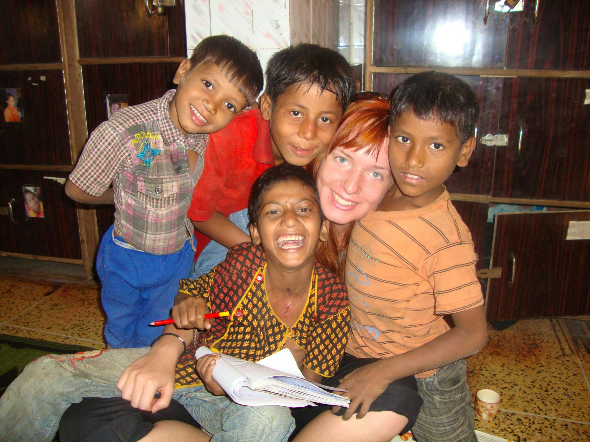 volunteers in action in the street children program in Delhi with volunteeringindia