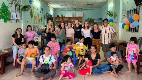 Voluntariado no Vietnã Special Needs Care and Assistance