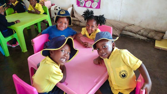 Voluntariado no Zimbábue Local Childcare and Kindergarten Assistant